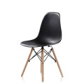 Popular PP asiento de plástico piernas de madera de haya comedor sillas venta barata